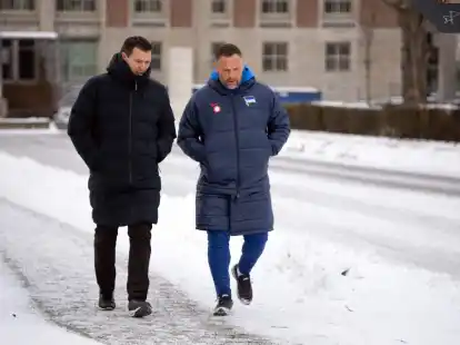 Herthas Sportdirektor Benjamin Weber (l) und Trainer Pal Dardai laufen vom Kabinentrakt zum Trainingsplatz.