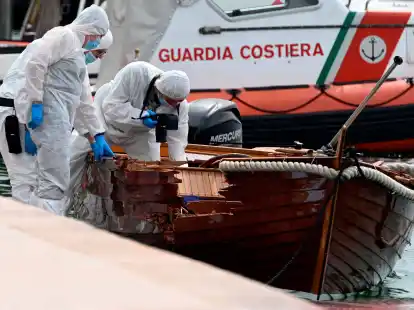 Italienische Forensiker begutachten den Schaden an dem Holzboot.