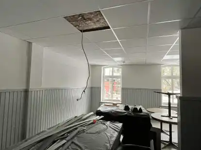 Das Jugendhaus &bdquo;Leuchtturm&ldquo; in Esens wird derzeit renoviert. Eigentlich sollten die Arbeiten schon im Dezember abgeschlossen sein, aber wie man sieht, wird noch flei&szlig;ig gewerkelt.