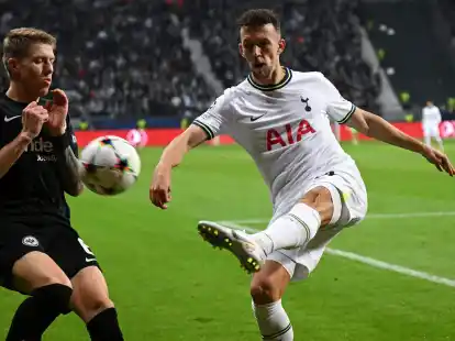 Frankfurts Kristijan Jakic (l) und Tottenhams Ivan Perisic k&auml;mpfen um den Ball.