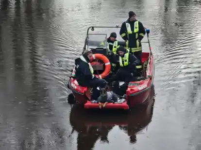 Mehrere Tage suchten zahlreiche Rettungskr&auml;fte in Emden nach dem Vermissten &ndash; und konnten den Leichnam des Mannes schlie&szlig;lich am Dienstag in der N&auml;he des JAG bergen.
