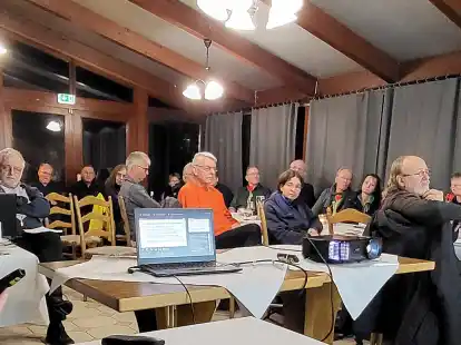 Physikerin Oda Becker (links) stellte den Teilnehmern des Informationsabends ihre Studie &bdquo;Aktuelle Probleme und Gefahren bei deutschen Zwischenlagern f&uuml;r hochradioaktive Abf&auml;lle&ldquo; vor. BGZ-Vertreter Jonas Wingert (links im Hintergrund) erl&auml;uterte die Position des Zwischenlager-Betreibers.