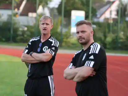 Sahen in der Hinrunde viel Licht, aber auch Schatten beim FSV Jever: Coach Lars Poedtke (links) und Co-Trainer Gerrit Schökel