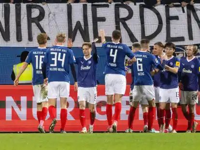 Kiels Spieler feiern den Treffer zum 3:0.