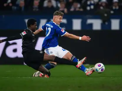 Keke Topp (r) erzielte das erste Schalker Tor gegen F&uuml;rth.