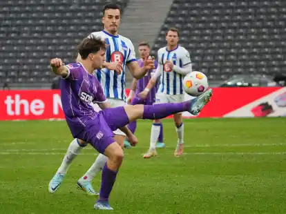 Osnabr&uuml;cks Florian Kleinhansl (v) ist vor Hertha-St&uuml;rmer Haris Tabakovic am Ball.