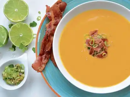 Eine cremig p&uuml;rierte S&uuml;&szlig;kartoffelsuppe mit Limettendressing bildet einen sch&ouml;nen Kontrast zum gebratenen Speck als Topping.
