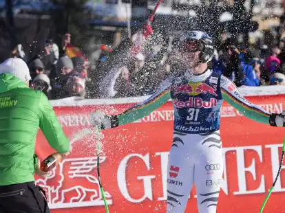 Thomas Dre&szlig;en wird in Kitzb&uuml;hel nach seiner letzten Abfahrt im Ziel gefeiert.
