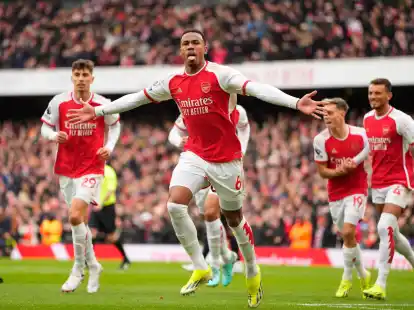 Arsenals Gabriel (M) jubelt nach seinem Treffer gegen Crystal Palace.