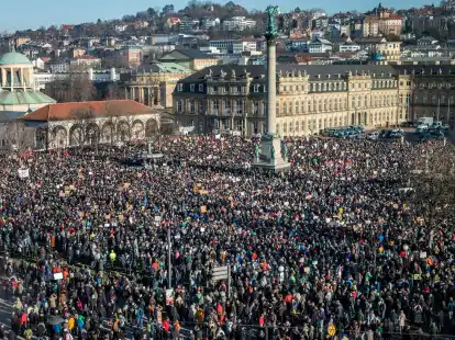 Der Stuttgarter Schlossplatz ist voller Demonstrantinnen und Demonstranten.