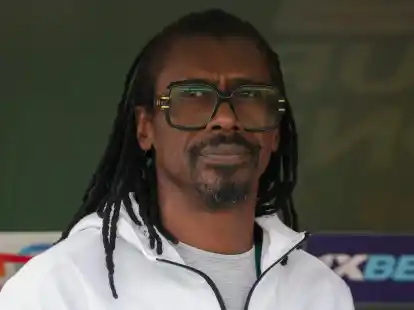 Aliou Ciss&eacute; wurde nach dem Sieg Senegals gegen Kamerun ins Krankenhaus gebracht. Der Coach ist nun aber wieder beim Team.