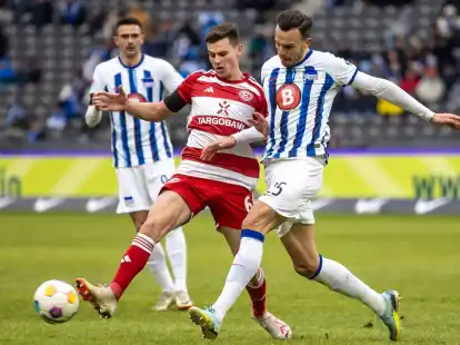 Der D&uuml;sseldorfer Yannik Engelhardt (l) im Zweikampf mit Haris Tabakovic.