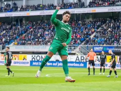 Der F&uuml;rther Armindo Sieb jubelt nach seinem Treffer.