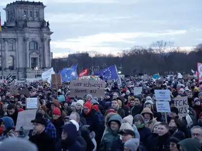 Tausende Menschen demonstrieren in Berlin gegen gegen Rechtsextremismus.