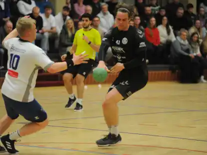 Jo-Fokke Blohm (am Ball) und die Elsflether Handballer mussten am Wochenende eine schmerzhafte Heimniederlage einstecken.