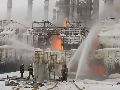 Das auf einem russischen Telegramm-Kanal ver&ouml;ffentlichte Foto soll Feuerwehrleute zeigen, die einen Brand auf dem Gel&auml;nde des Erdgasproduzenten Novatek im Ostseehafen Ust-Luga l&ouml;schen.