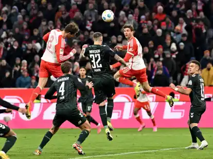 Bayerns Leon Goretzka (l) kam gegen Bremen erst in der 64. Minute ins Spiel.