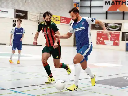 Aly Akyol (links) entschied mit seinen beiden Toren für den FC Medya das Endspiel der Oldenburger Stadtmeisterschaft gegen BW Bümmerstede.