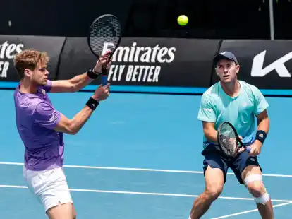 Yannick Hanfmann (l)&nbsp;und Dominik Koepfer (r) haben bei den Australian Open &uuml;berraschend das Viertelfinale erreicht.