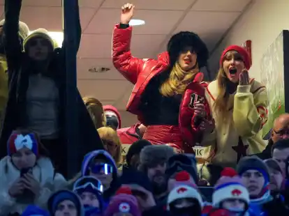 Taylor Swift (r) und Brittany Mahomes freuen sich &uuml;ber den Sieg der Kansas City Chiefs gegen die Buffalo Bills.
