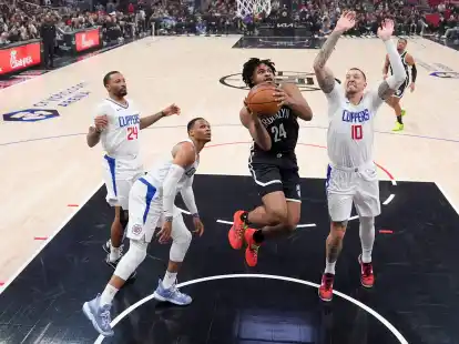 Nets-Guard Cam Thomas (24) zieht an Clippers-Center Daniel Theis (10) vorbei zum Korb.