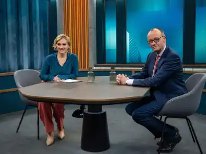 Moderatorin Caren Miosga mit ihrem ersten Gast, CDU-Chef Friedrich Merz.