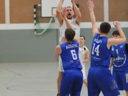Nordenhams Basketballer (in Weiß) verloren gegen Fortuna Logabirum klar.