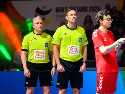 Die Schiedsrichter Robert Schulze (l) und Tobias T&ouml;nnies.