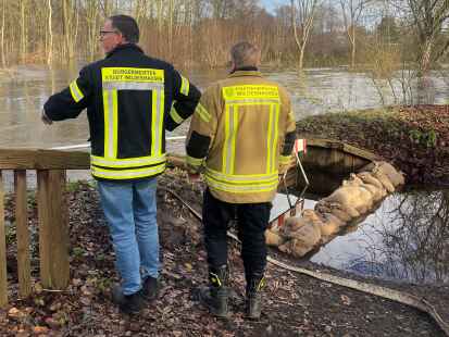 B&uuml;rgermeister Jens Kuraschinski &ndash; hier mit Stadtbrandmeister Jens Hogeback &ndash; leitete den Krisenstab zum Hochwasser in Wildeshausen. 