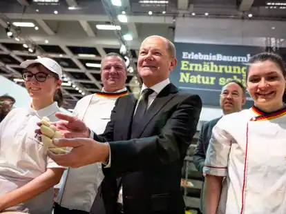 Bundeskanzler Olaf Scholz mit Hefezopf beim Besuch der Schaub&auml;ckerei auf der Gr&uuml;nen Woche.