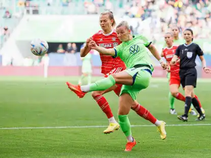 Maximiliane Rall (l) wechselt vom FCB nach Chicago.