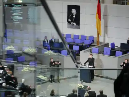 Frankreichs Pr&auml;sident Emmanuel Macron spricht beim Trauerstaatsakt f&uuml;r Wolfgang Sch&auml;uble im Plenarsaal des Bundestags.