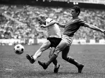 Der fr&uuml;here italienische Star-St&uuml;rmer Gigi Riva (r), hier im Zweikampf mit Berti Vogts, ist im Alter von 79 Jahren gestorben.