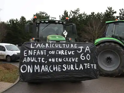 Landwirte vor einer Demonstration in der N&auml;he von Beauvais in Nordfrankreich. Auf dem Banner steht: Landwirtschaft, ein Kindheitstraum, der uns als Erwachsene umbringt. Die Welt ist aus den Fugen geraten.