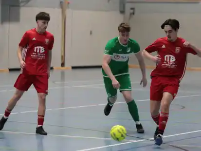 Gegen den SV Wallinghausen (gr&uuml;ne Trikots) verloren die A-Junioren des Gastgebers Heidm&uuml;hler FC. Die Niederlage war ein Hauptgrund f&uuml;r das Ausscheiden in der Vorrunde.