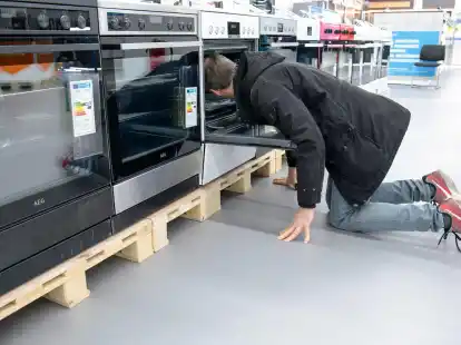 Auf der Suche nach Effizienz: Ein bewusster Blick auf energieeffiziente Ger&auml;te im Handel ist der erste Schritt zu einem stromsparenden Haushalt. Aber nicht der einzige.