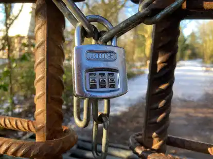 Der Zugang zum Hessepark ist durch ein Schloss blockiert.