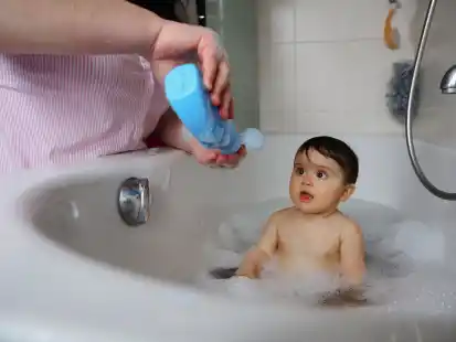 Babys baden nur unter st&auml;ndiger Aufsicht und bei einer Temperatur zwischen 37 und 38 Grad Celsius sicher.