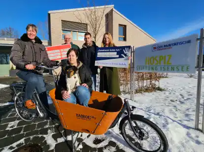 Freuen sich &uuml;ber gro&szlig;z&uuml;gige Spenden (vorne v.l. auf dem Lastenrad): Uta Remmers und Kathrin Theessen mit Hund Harm vom Emder Hospiz. Im Hintergrund (v.l.) J&ouml;rg R&uuml;ckels vom Hospizverein mit den Spendern Timo Meeuw und Kerstin Heitmann.