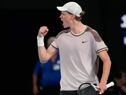 Der Italiener Jannik Sinner jubelt nach seinem Sieg.