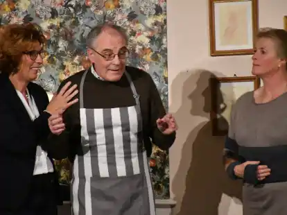 &bdquo;L&ouml;ppt j&uuml;st nich so&ldquo; ist noch viermal zu sehen: (von links) Edith Bruns als Sandra Weber, J&uuml;rgen Str&ouml;de als Frank L&uuml;ders und Imke Evers als Agnes Thomsen.