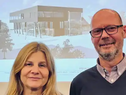 Die Architekten und Projektleiter f&uuml;r die B&uuml;rgerhaus-Modernisierung: Ramona Kohl und Peter Pelzus vom Planungs- und Ingenieurb&uuml;ro Thalen Consult (Neuenburg) vor einem Schaubild des neuen B&uuml;rgerhauses.