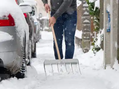 Wer Schneer&auml;umt sollte auf seinen R&uuml;cken acht geben. Schieben statt Schippen ist der schonende Weg.
