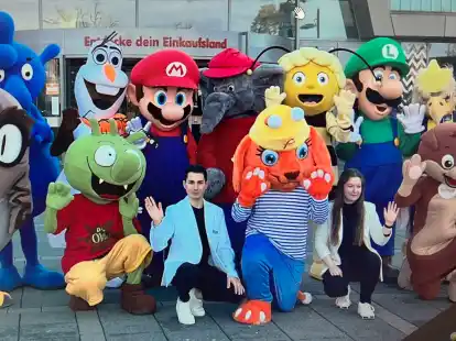 Bei Famila feiern die Maskottchen.