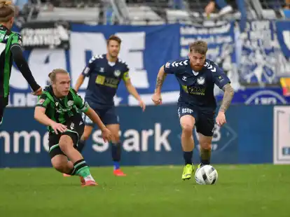 Gejagter und Jäger auf einem Bild: Oldenburgs Nico Knystock (rechts) muss mit dem VfB aufholen, Hannovers Torjäger Lars Gindorf (18 Treffer) mit 96 die Spitze verteidigen.