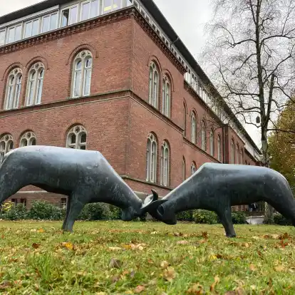 Verhakt: Vor dem Oldenburger Landgericht steht die Bronzeskulptur &bdquo;Streithammel&ldquo; von Peter Lehmann.  
