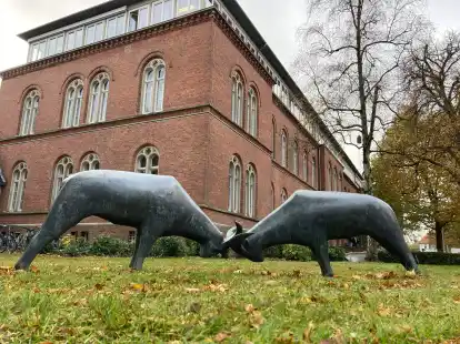Verhakt: Vor dem Oldenburger Landgericht steht die Bronzeskulptur &bdquo;Streithammel&ldquo; von Peter Lehmann.  