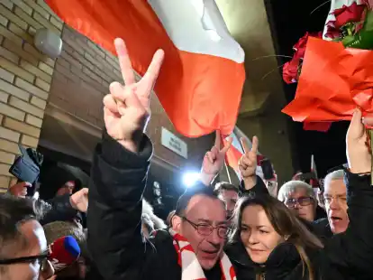 Aus der Haft entlassen: Der ehemalige polnische Innenminister Mariusz Kaminski wird von seiner Frau und seinen Anh&auml;ngern empfangen.