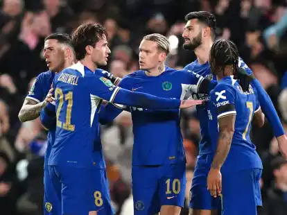 Die Spieler des FC Chelsea feiern das erste Tor der Partie.