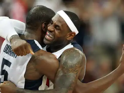 Die beiden NBA-Stars Kevin Durant (l) und LeBron James stehen im vorl&auml;ufigen Kader f&uuml;r die Olympischen Spiele 2024 in Paris.